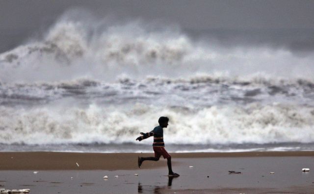 Ανθρώπινη αλυσίδα σώζει 12χρονο από βέβαιο πνιγμό